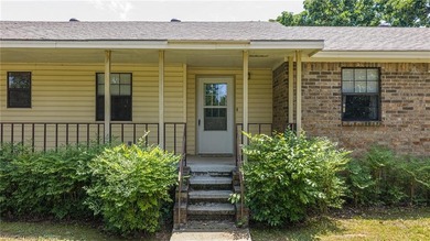 3 bedroom, 2 bath home located in Hackett in the Sebastian Lake - photo 2