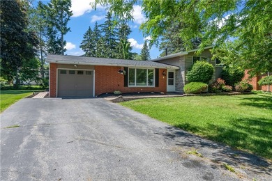 Beautifully updated 3 bedroom and 1.5 bath Split Level in - photo 2