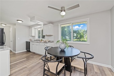 Beautifully updated 3 bedroom and 1.5 bath Split Level in - photo 6