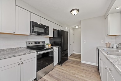 Beautifully updated 3 bedroom and 1.5 bath Split Level in - photo 9