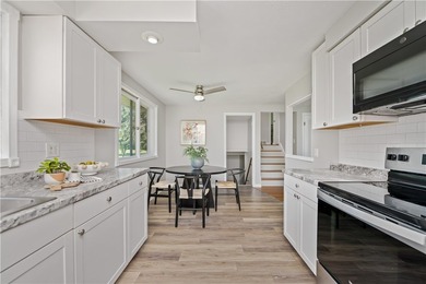 Beautifully updated 3 bedroom and 1.5 bath Split Level in - photo 10