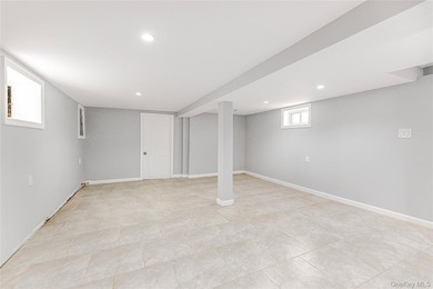 Beautifully renovated 3 bed, 2/1 bath home offering bright and - photo 14