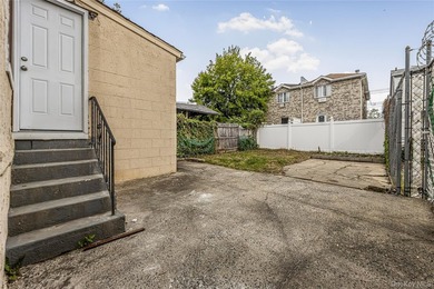 Beautifully renovated 3 bed, 2/1 bath home offering bright and - photo 16