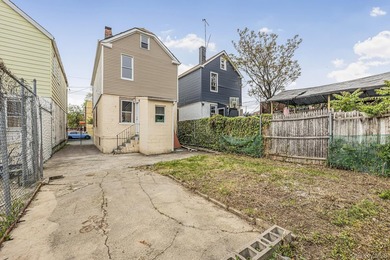 Beautifully renovated 3 bed, 2/1 bath home offering bright and - photo 18