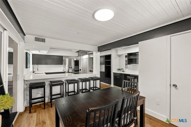 Exquisite O'Neil Ford, a prime example of mid-century Texas - photo 17