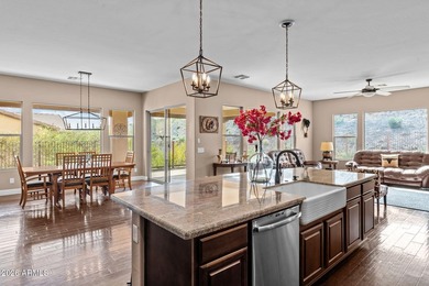 Welcome to refined desert living in the highly sought-after - photo 2