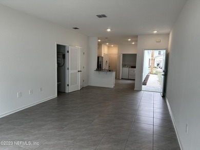 Almost new town-home, offers 3 bedrooms, 2.5 baths, and a 1-car - photo 17
