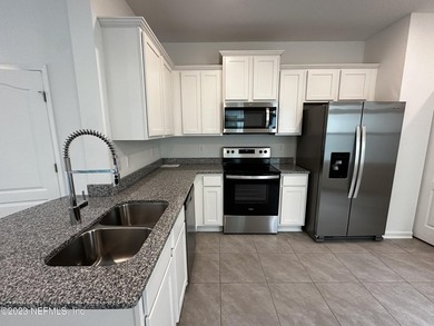 Almost new town-home, offers 3 bedrooms, 2.5 baths, and a 1-car - photo 28