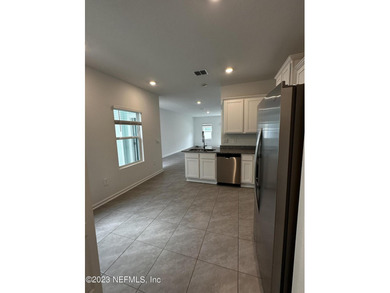 Almost new town-home, offers 3 bedrooms, 2.5 baths, and a 1-car - photo 32