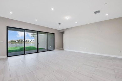 Lakefront luxury in this 5-bed single-family home in Avenir, new - photo 12