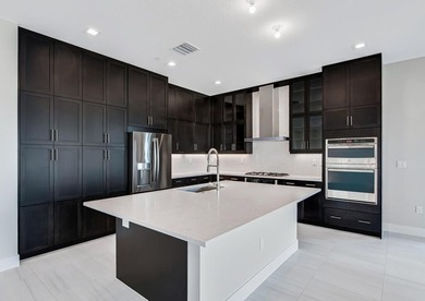 Lakefront luxury in this 5-bed single-family home in Avenir, new - photo 16