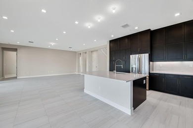 Lakefront luxury in this 5-bed single-family home in Avenir, new - photo 18