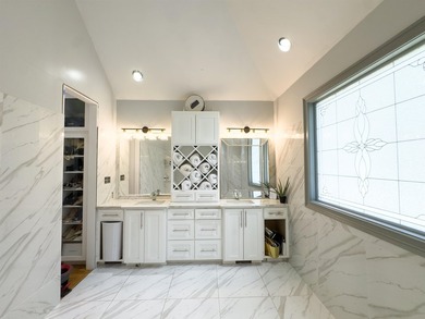 Beautiful 3,256 sq ft custom brick home located in a highly - photo 32