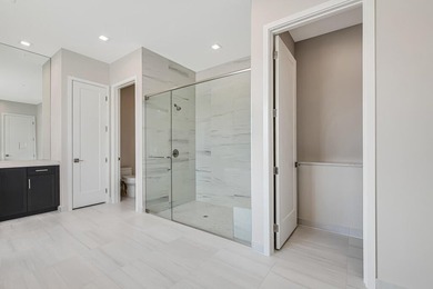 Lakefront luxury in this 5-bed single-family home in Avenir, new - photo 35