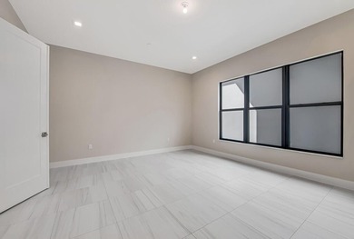 Lakefront luxury in this 5-bed single-family home in Avenir, new - photo 42
