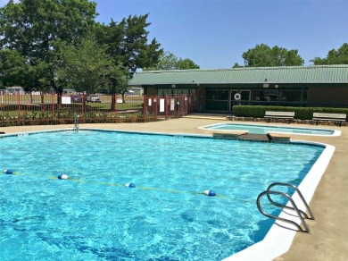 Beautifully Maintained Home in Knollwood Village -- Barely Lived