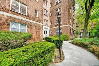 Back on the market, best deal in Riverdale! Spacious and - photo 2
