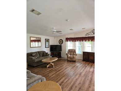 Well-designed Islander model home on a lovely, shaded golf front - photo 11