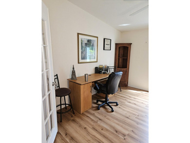 Well-designed Islander model home on a lovely, shaded golf front - photo 12
