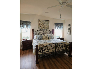 Well-designed Islander model home on a lovely, shaded golf front - photo 14