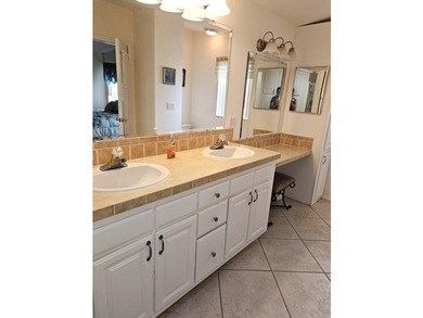 Well-designed Islander model home on a lovely, shaded golf front - photo 18