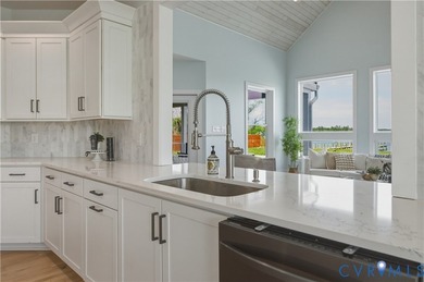 Resort style living with WOW factor and BIG Water Views!  Custom - photo 32