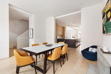 Located on a picturesque, tree-lined townhouse block in Cobble - photo 2