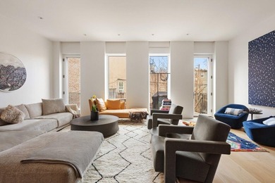 Located on a picturesque, tree-lined townhouse block in Cobble - photo 5