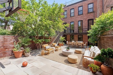 Located on a picturesque, tree-lined townhouse block in Cobble - photo 6