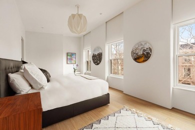 Located on a picturesque, tree-lined townhouse block in Cobble - photo 7