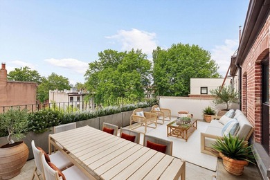 Located on a picturesque, tree-lined townhouse block in Cobble - photo 9