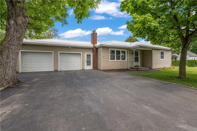 Lovingly maintained Ranch in Irondequoit! Step inside to a - photo 1
