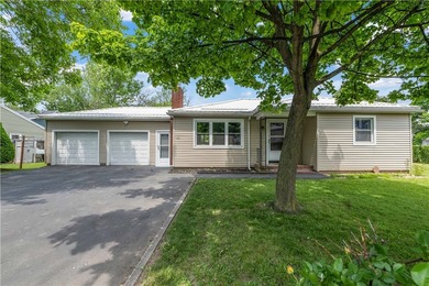 Lovingly maintained Ranch in Irondequoit! Step inside to a - photo 2