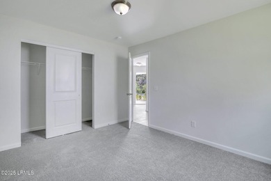 Welcome to your dream home! This elegant 3-bedroom, 2-bathroom - photo 8