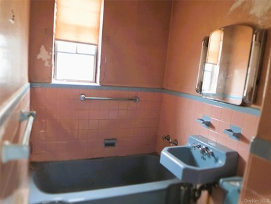 Throggs Neck - Two-Family Detached Brick Home Opportunity awaits - photo 8