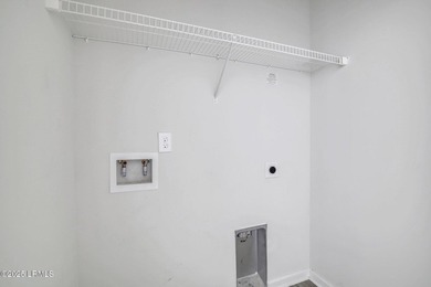 Welcome to your dream home! This elegant 3-bedroom, 2-bathroom - photo 10