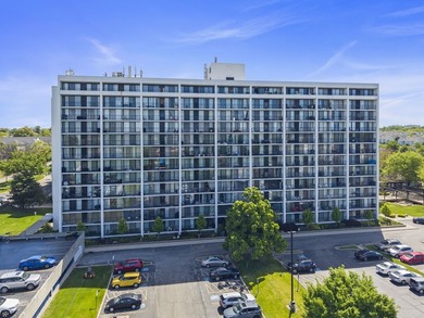 (private lake, pond, creek) Condo For Sale in Lombard Illinois
