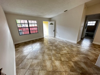 Renovated townhome in great community. Amazing location, easy - photo 19