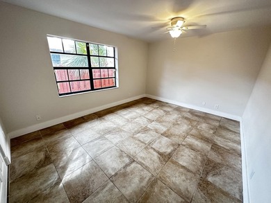 Renovated townhome in great community. Amazing location, easy - photo 21