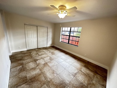 Renovated townhome in great community. Amazing location, easy - photo 24