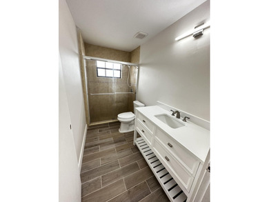 Renovated townhome in great community. Amazing location, easy - photo 25