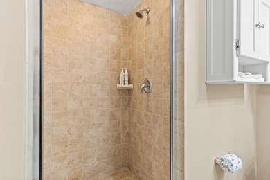 This beautifully updated condo offers an oversized kitchen - photo 28