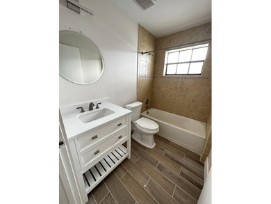 Renovated townhome in great community. Amazing location, easy - photo 28