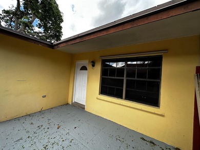 Renovated townhome in great community. Amazing location, easy - photo 36