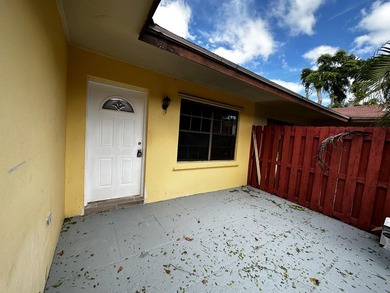 Renovated townhome in great community. Amazing location, easy - photo 37