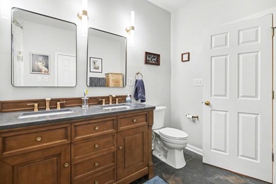 Beautifully updated 3-bedroom, 2-bath townhome-style condo - photo 13