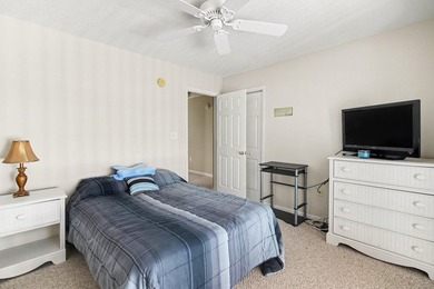 Beautifully updated 3-bedroom, 2-bath townhome-style condo - photo 15