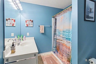 Beautifully updated 3-bedroom, 2-bath townhome-style condo - photo 18