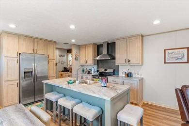 (Espanol a continuacion) LIKE NEW 2024 - $650/MO LOT RENT. Rare - photo 9