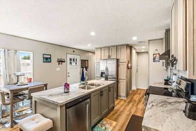 (Espanol a continuacion) LIKE NEW 2024 - $650/MO LOT RENT. Rare - photo 10